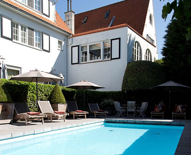 Garten und Außenpool in Romantik Hotels Manoir Carpe Diem