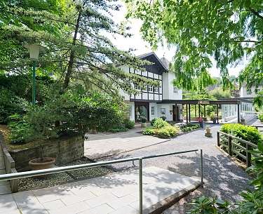 Waldhotel Mangold, umgeben von grünen Bäumen