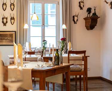 Blick in eine Stube mit Biedermeierstühlen und Tischen