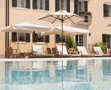 Poolbereich mit Liegestühlen 