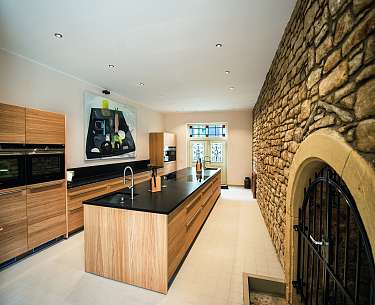 Blick in eine Kochschule mit moderner Einrichtung