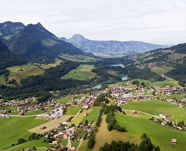 Blick auf das Dorf Charmey und die umliegenden Berge