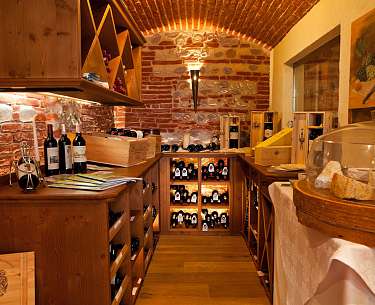 Wein Kaese Keller in Romantik Hotel Rindenmühle 