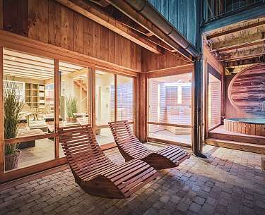 Bären Wellness Außenbereich am Abend