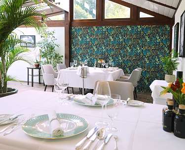 Genießer Stube mit gedecktem Tisch