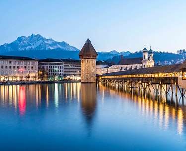 die Kapellbrücke in der blauen Stunde 
