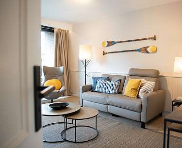 Wohnzimmer mit gemütlichem Sofa &amp; Sessel