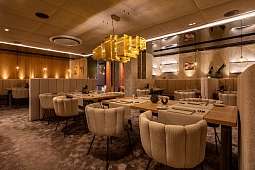 Blick in das modern eingerichtete Restaurant eines Hotels mit Sterneküche 