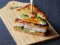 Club Sandwich mit Kaninchenrücken