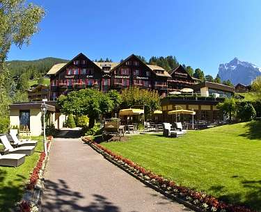 Außenansicht im Sommer Romantik Hotel Schweizerhof Grindelwald