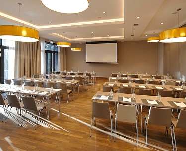 Blick in den Tagungsraum Fördesaal mit parlamentarischer Bestuhlung