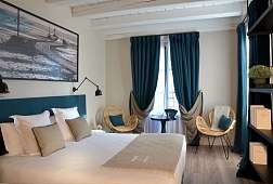 Ein Stilvoll eingerichtetes Hotelzimmer in einem schönen Hotel in Frankreich 