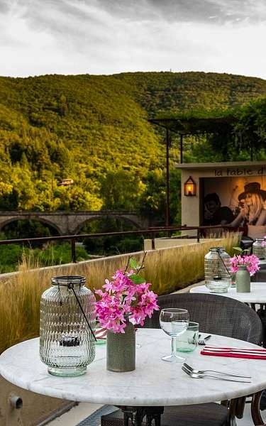 Auf einer Terrasse eines schönen Hotels in Frankreich wird Abendessen serviert 