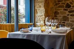 Ein Stilvoll eigedeckter Tisch in einem schönen Hotel in Frankreich 