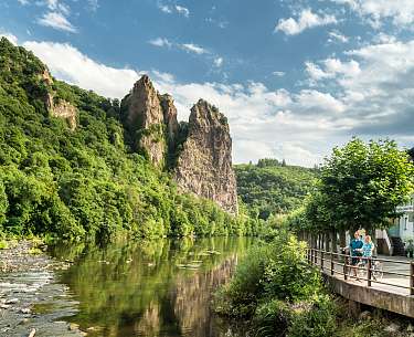 Blick auf die Natur und ein altes Gebäude