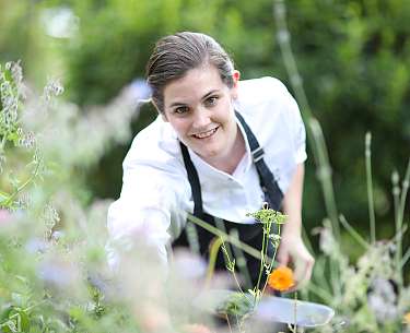 Küchenchefin Viktoria Fuchs im hoteleigenen Garten
