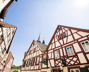 Blick auf die Meisenheimer Altstadt mit Fachwerkhäusern und blauem Himmel