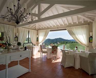 Frühstücksraum mit Blick auf die Weinberge