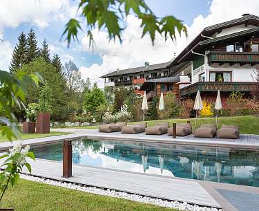 Außenpool mit Blick auf das Hotel