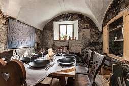 Gedeckter Tisch in einem Kellergewölbe des Romantik Hotel Stafler mit Sterneküche 