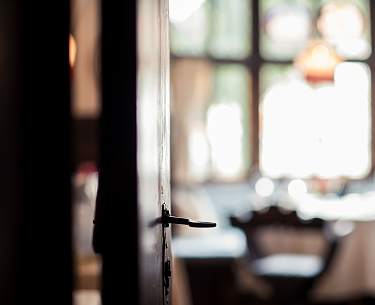 Verschwommene Ansicht in den Veranstaltungsraum hinein