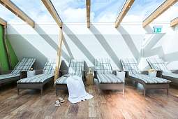 Blick auf Liegestühle