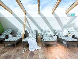 Blick auf Liegestühle