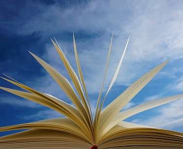 Ein aufgeschlagenes Buch 