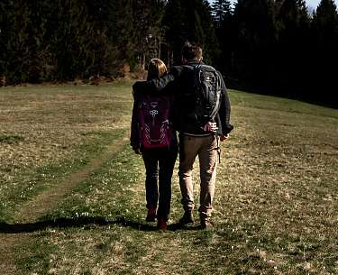 Wandertrilogie Allgaeu Wiesengaenger Kurz vor der Fatimakapelle nahe der Eingangsstele copyright Allgaeu GmbH Erika Duerr