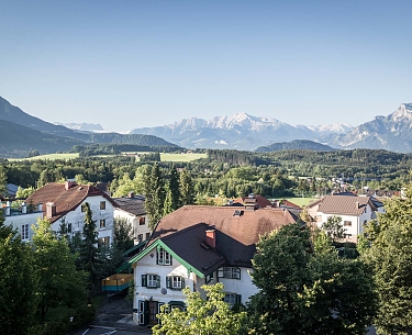 Ausblick auf das Dorf Elixhausen mit den Bergen im Hintergrund