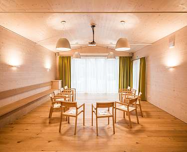 Stuhlkreis in einem hellen Tagungsraum im Romantik Spa Hotel Elixhauser Wirt