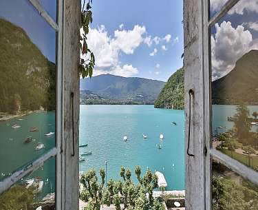 Blick aus einem Fenster eines schönen Hotels in Frankreich auf einen See 
