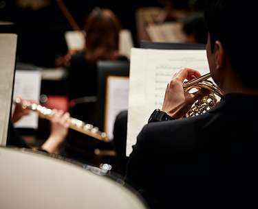 Blick auf ein Notenbuch bei einem Konzert