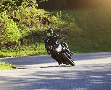 Motarradfahrer auf kurviger Strecke