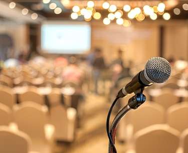 Mikrofon in Tagungsraum