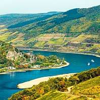 Aufnahme aus der Vogelperspektive auf das Reichenstein Schloss in Rheinland Pfalz