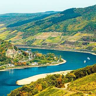 Aufnahme aus der Vogelperspektive auf das Reichenstein Schloss in Rheinland Pfalz