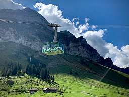 Appenzeller Seilbahn und eine grüne Wiese