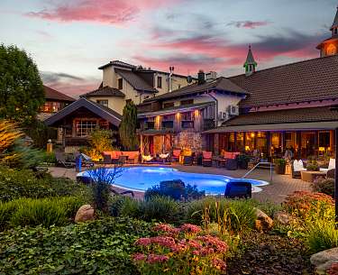 Aussenpool in der Daemmerung