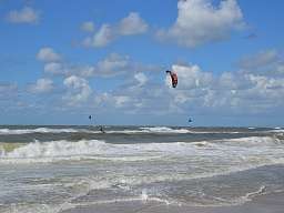 Ein Kitesurfer nimmt eine Welle auf der Nordsee