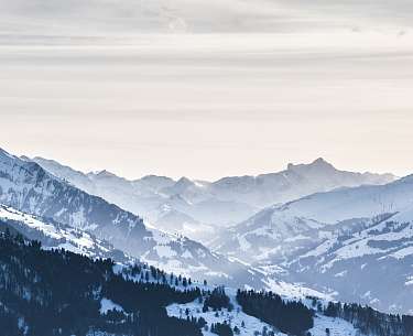 Schneebedeckte Berge im Berner Oberland