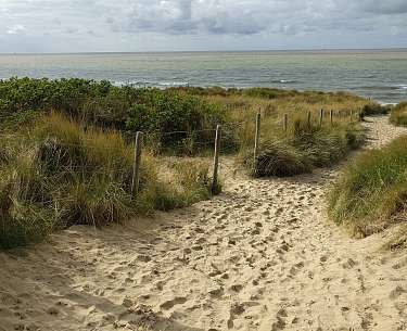 Spaziergang weg entlang der Küste
