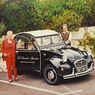  Gäste zusammen mit den 2 CV 
