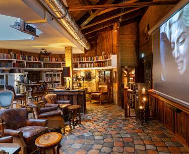 Bibliothek mit Heimkino