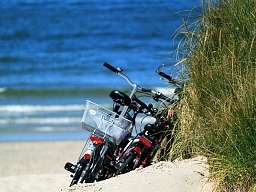 Blick auf Fahrräder im Sand an der Nordsee