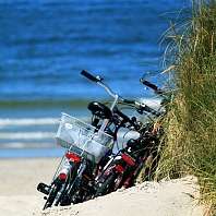Blick auf Fahrräder im Sand an der Nordsee