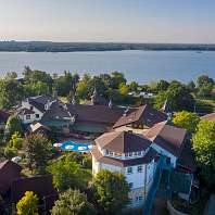 Blick uber Hotelanlage zum See