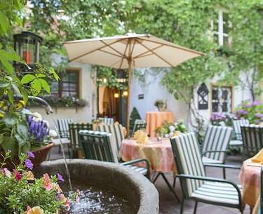 Brunnen mit Wasser der eigenen Quelle im Posthof