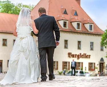 Brautpaar vor dem Romantik Hotel Burgkeller in Meissen