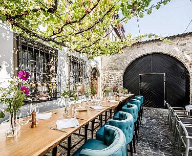 Stilvoll gedeckte Tafel im Außenbereich eines Romantik Hotels 